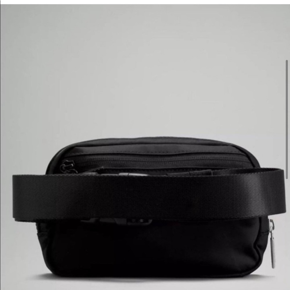 🔥HOT ITEM🔥 LULULEMON - BLACK Everywhere Belt Bag Nwt Crossbody Bag - Picture 4 of 11
